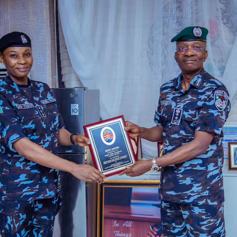 L-R: Former PPRO, FCT Command, DSP Mariam Yusuf presenting her souvenir to IGP Kayode Egbetokun 