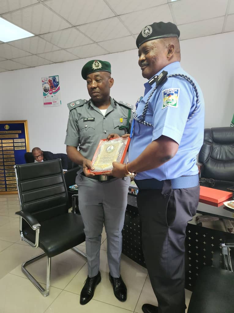L-R: Customs Area Controller (CAC), Tincan Island Area Command, Comptroller DA Nnadi receiving a souvenir from the Commissioner of Police, Ports Authority Police (Western) Command Lagos, CP Olarenwaju Olawale Ishola during his visit to the Port Authority CP.