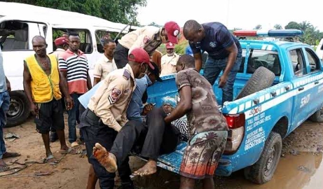 FRSC Operatives rescued road accident victims