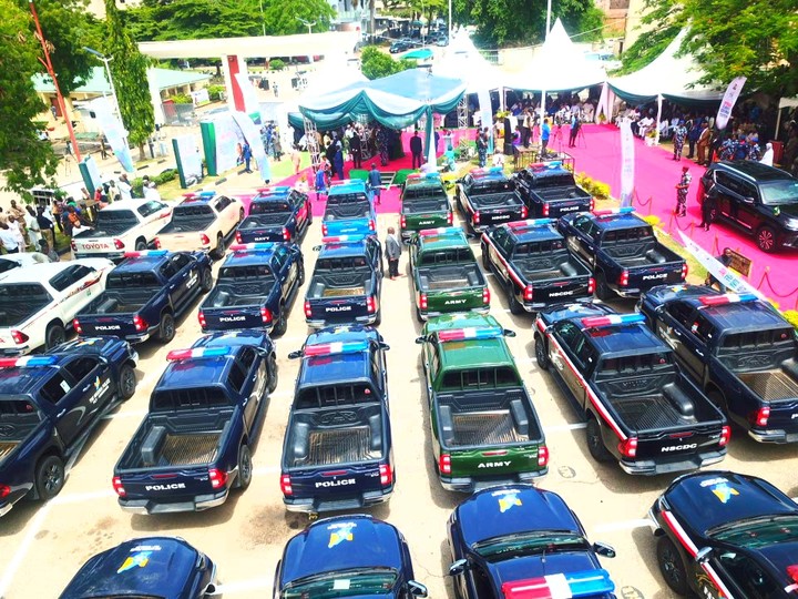 Cross session of the 50 operational vehicles presented by the Honourable Minister of FCT, Chief Barr. Nyesom Wike to security agencies