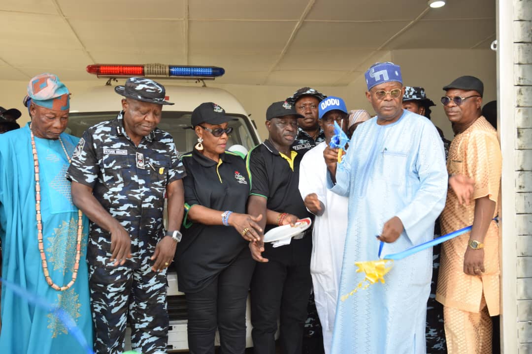 R-L: Member, Federal House of Representatives representing Ikeja Federal Constituency, Rt. Hon. James Abiodun Faleke commissioning the Ojodu Free Ambulance Bus Station facilitated by Hon. James Faleke as CP Adegoke Fayoade; Baale of Ojodu, Chief Aro Nojideem; Vice Chairman of Ojodu LCDA, Hon. Bunmi Oluyadi and others looks on...