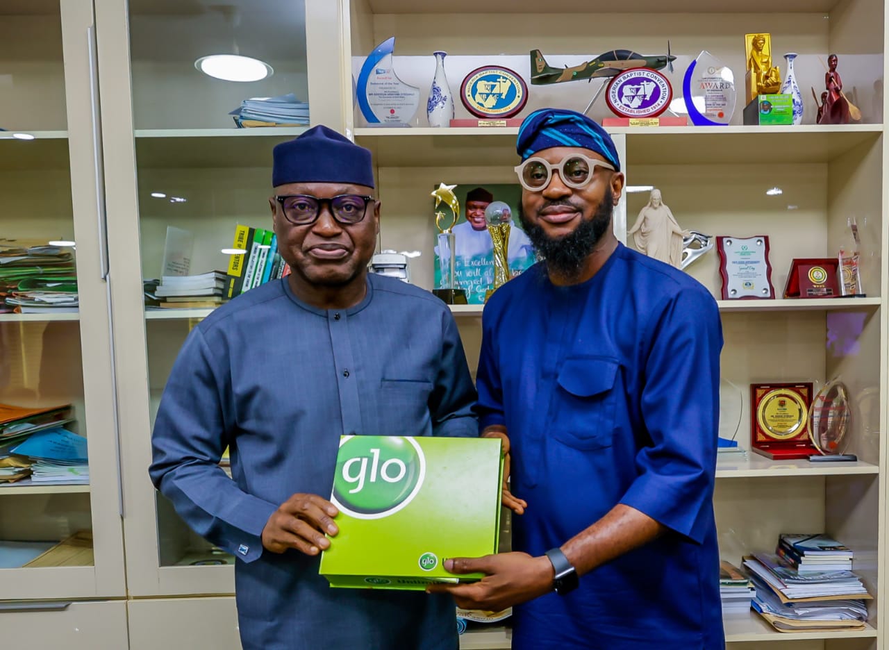 L-R: Governor, Ekiti State, Mr. Abiodun Oyebanji receiving a souvenir from a senior official of Globacom, Adeniyi Odejobi during Glo's team courtesy visit to the Governor in Ekiti.