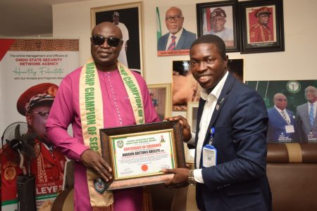 L-R: Corps Commander, Ondo State Security Network (codenamed AMOTEKUN), Akogun Adetunji Adeleye Receiving the NAOSNP Certificate of Credence from the President, National Association of Online Security News Publishers, NAOSNP, Comrade Oki O. Samson during the association’s visit to the Amotekun Headquarters in Akure for his firsthand assessment tour of the security situation ahead of the 16th November governorship election...