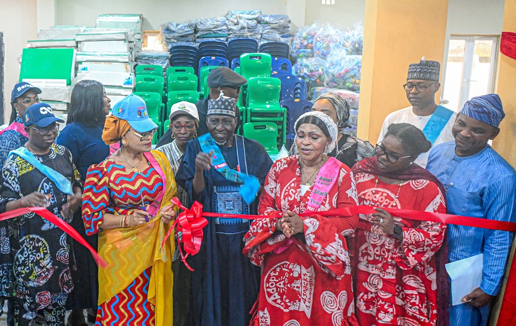 FG, LASG, COUNCIL CHAIRMEN ROLL OUT ADOPT-A-SCHOOL SNACKS FOR THOUGHT PBAT FEEDS INITIATIVE - Trek Africa